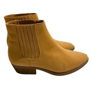 Universal Threads Ankle Suede boots in camel color. SIZE 7. Excellent condition!